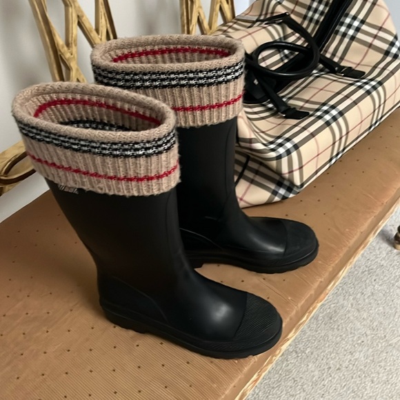 Burberry Knit Top Black and Cream Winter Rain Boots - Picture 5 of 9